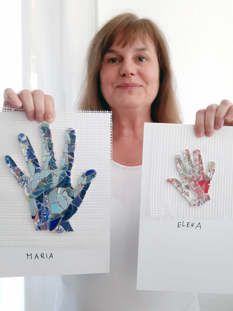 Maria Ackmann mit zwei Mosaikhänden für ein Projekt in Barcelona