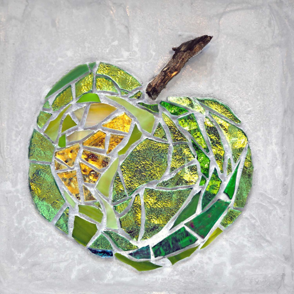 Mosaik Apfel aus farbigen Spiegeln und Glas und Holz auf Beton, Maria Ackmann, 2023